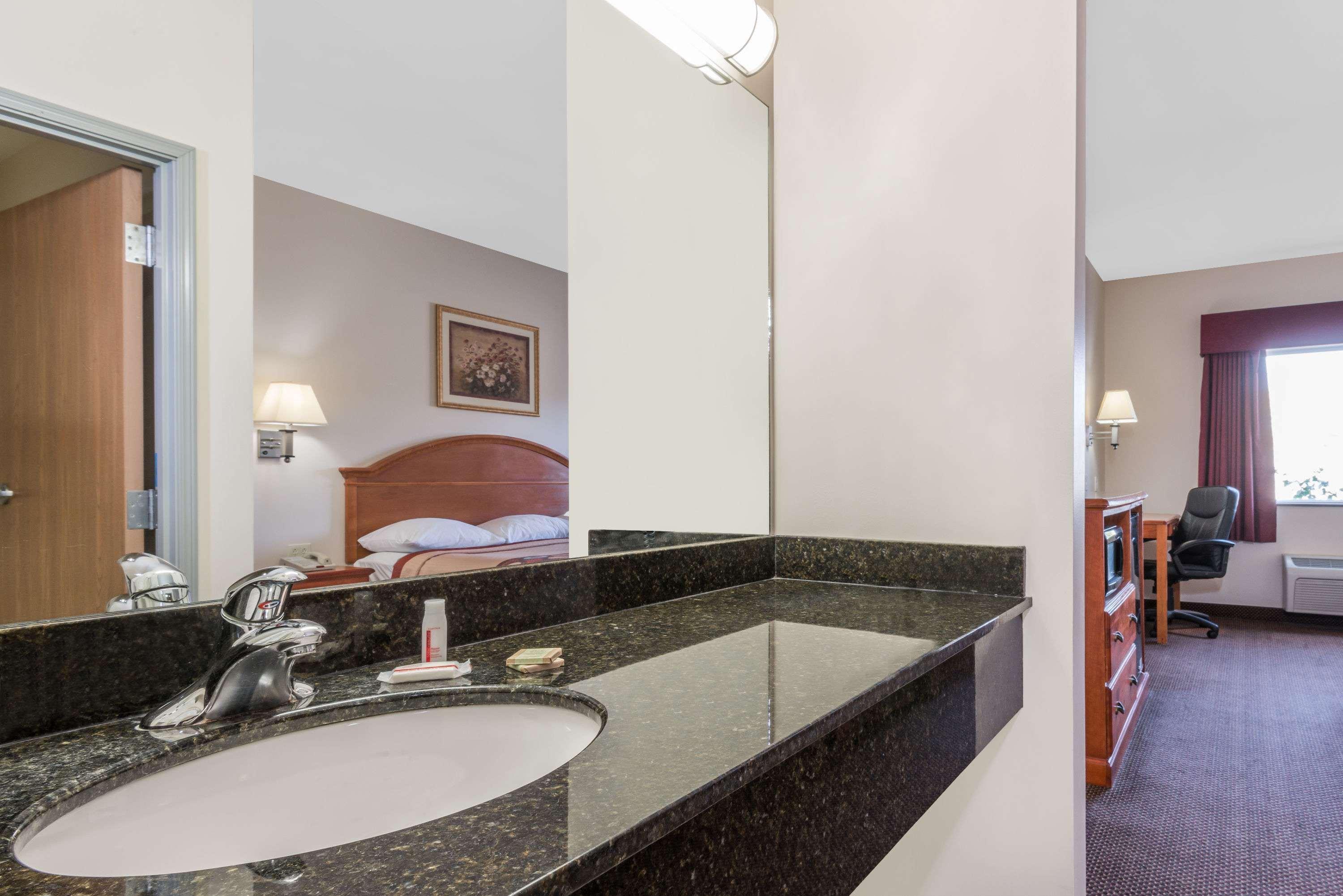 Super 8 By Wyndham Salina Hotel Eksteriør billede